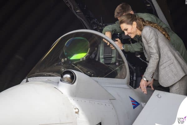 Con sguardo curioso e sorriso, Kate osserva da vicino la cabina del Typhoon.