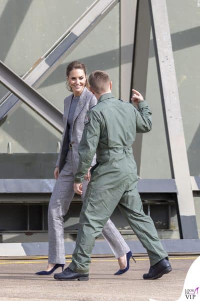 La Principessa indossa cuffie e si siede al posto di comando del simulatore RAF.