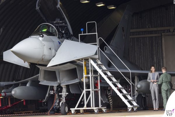 La Principessa ascolta le spiegazioni dei piloti davanti al Typhoon