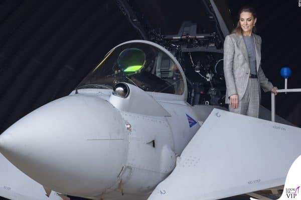 Ultimo sguardo al jet prima di congedarsi con passo elegante e deciso.