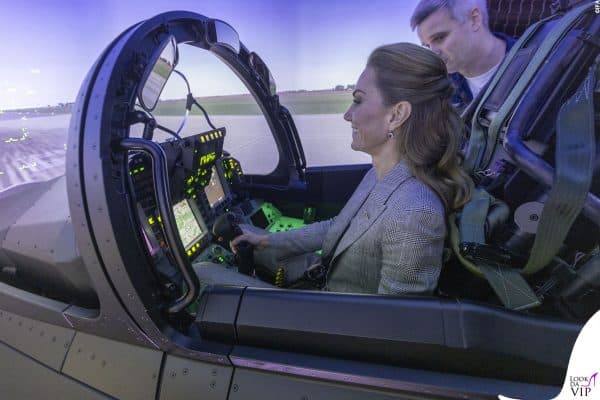 Dentro la cabina simulata del jet, Kate prende i comandi con entusiasmo e sicurezza.