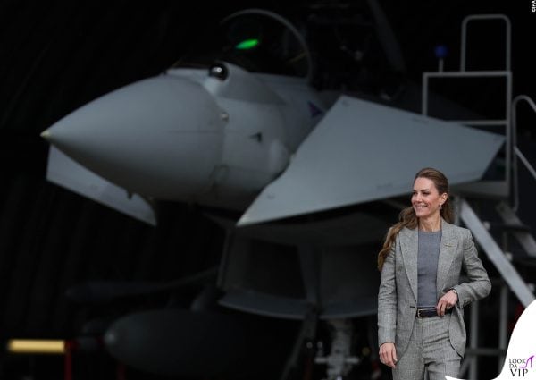 La discesa in tacchi alti diventa virale: Kate Middleton scende all’indietro dalla scaletta del jet militare.