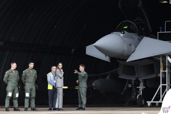 La Principessa del Galles si allontana dal Typhoon con un sorriso elegante e look professionale.