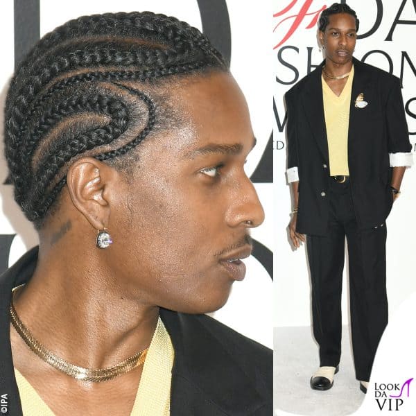 il look di Asap Rocky: giacca e scarpe Chanel sono abbinati alla maglia color burro 