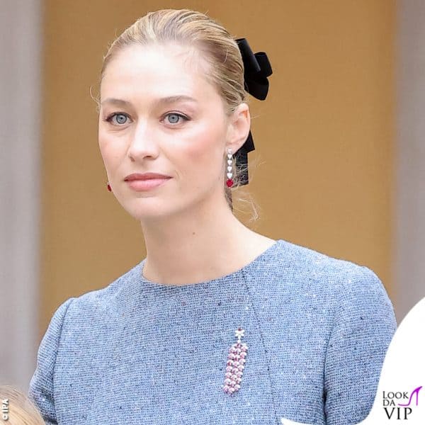 Beatrice ha scelto gioielli con rubini, in omaggio al Principato