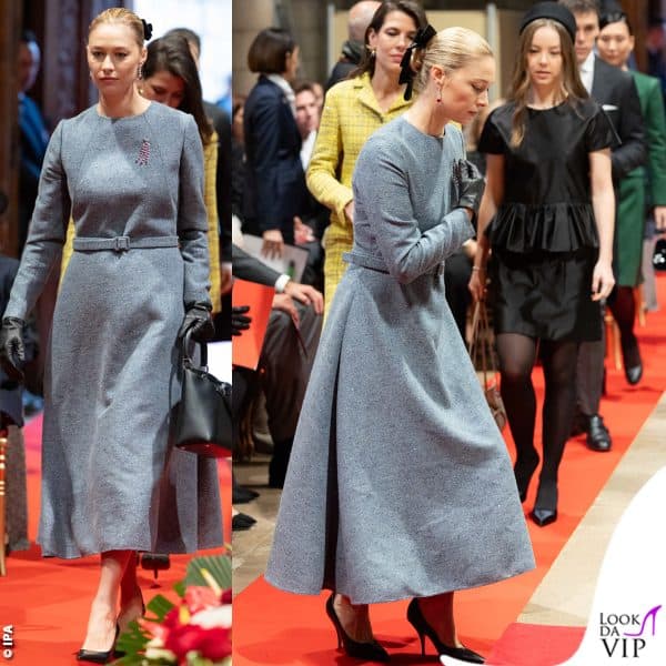 Il look Dior di Beatrice Casiraghi: abito grigio con cintura, accessori neri