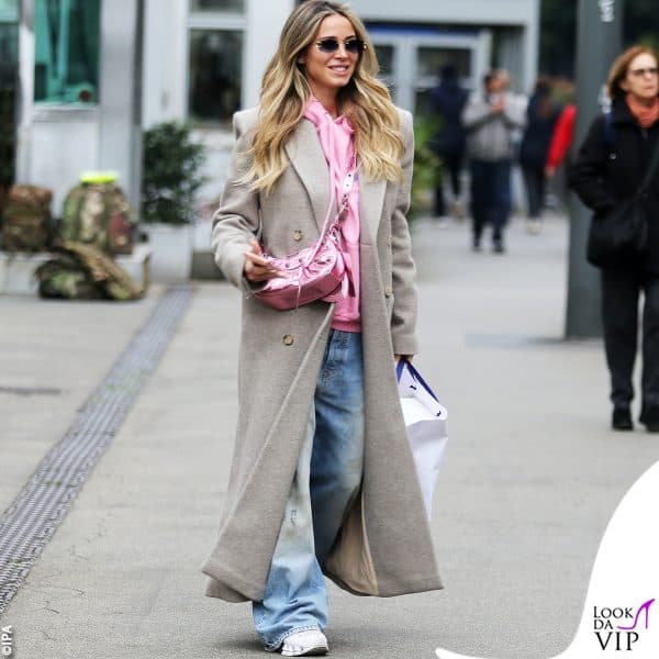 Diletta Leotta passeggia per Milano 