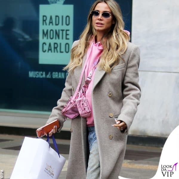 Diletta tiene in mano un sacchetto di Biologique Recherche