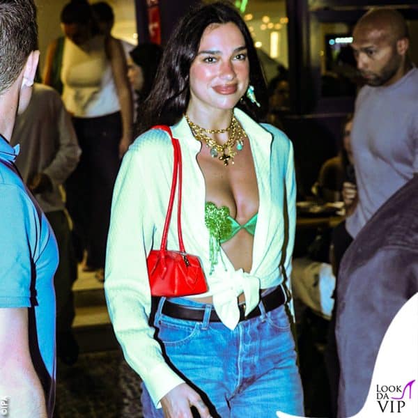 look casual-chic, con reggiseno a tema 