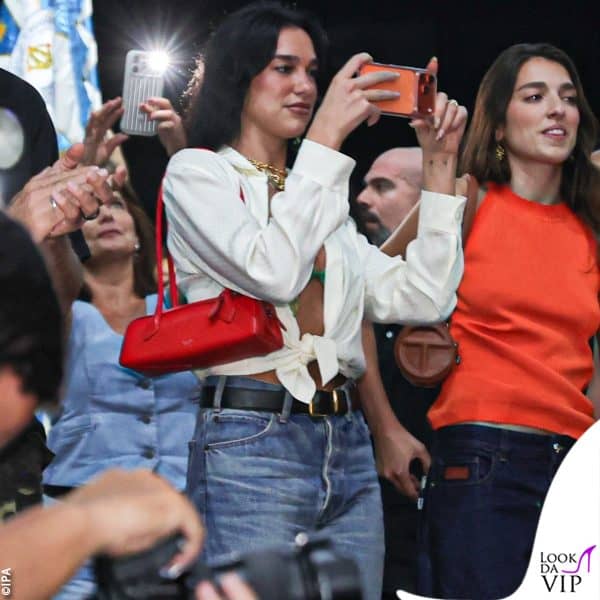la cantante scatta una foto alle ballerine 
