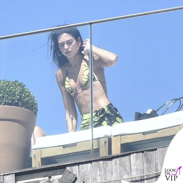 Dua Lipa sulla terrazza del suo hotel a Rio 