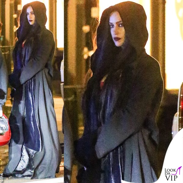 Irina Shayk vestita da Morticia Addams per Halloween 