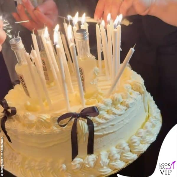 la prima delle due torte, con tre bottigliette di tequila, a simboleggiare i trent'anni 