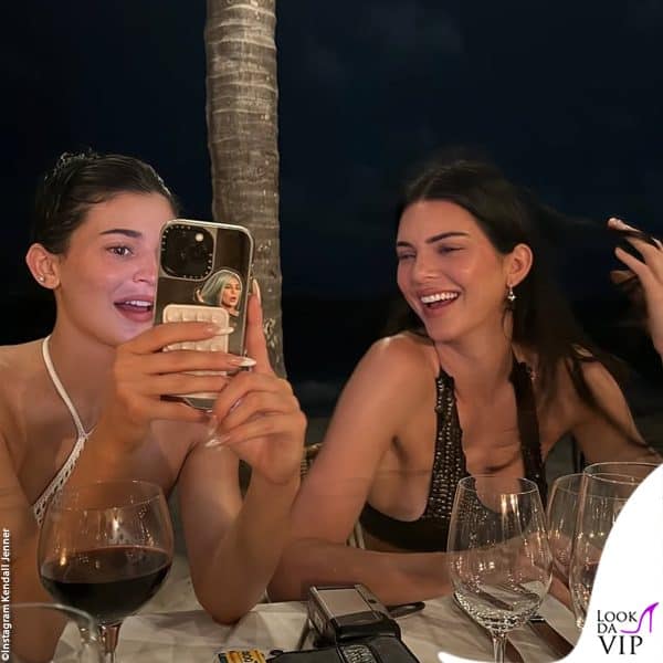 a cena con la sorella Kylie 