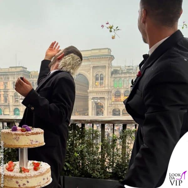 Lancio dei fiori ai passanti