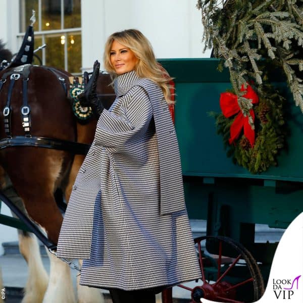 I look di Melania per accogliere l'albero di Natale durante la prima presidenza Trump 