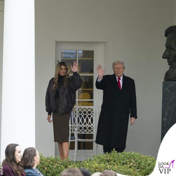 Melania e Donald Trump salutano i presenti dal portico della White House