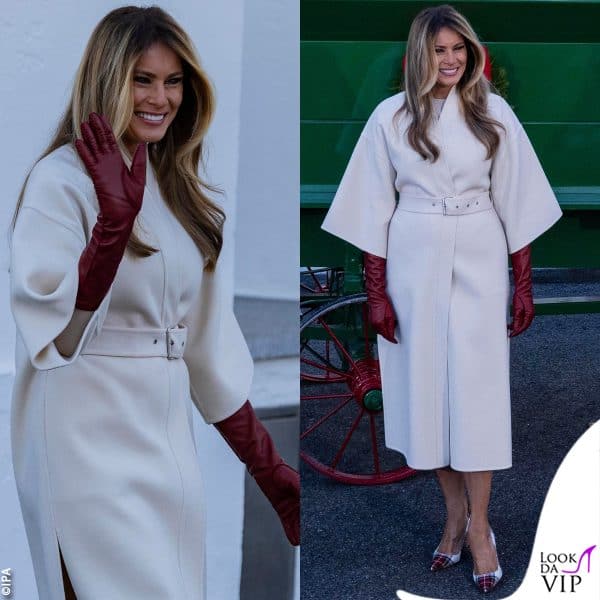 Melania Trump in bianco accoglie l'albero di Natale 2025 alla Casa Bianca