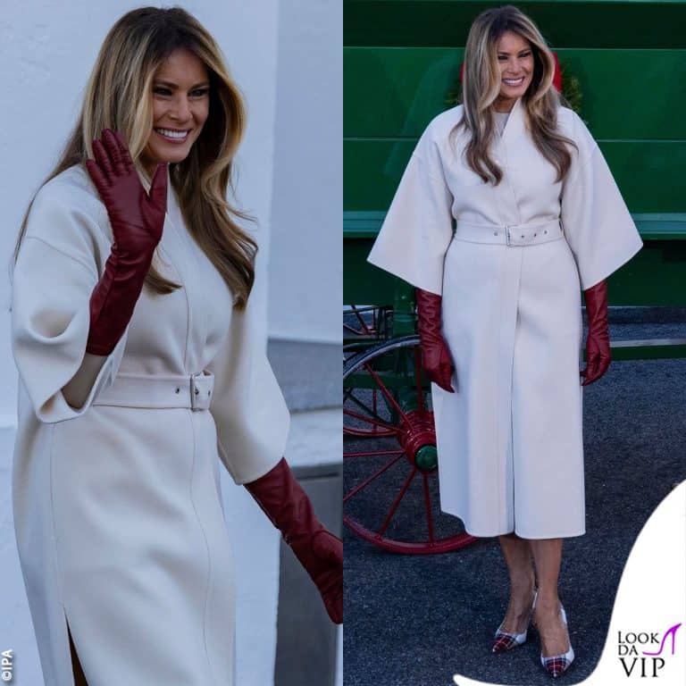 Melania Trump in bianco accoglie l'albero di Natale 2025 alla Casa Bianca