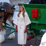 Melania Trump in bianco accoglie l'albero di Natale 2025 alla Casa Bianca