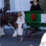 Melania Trump in Dior accoglie l'albero di Natale