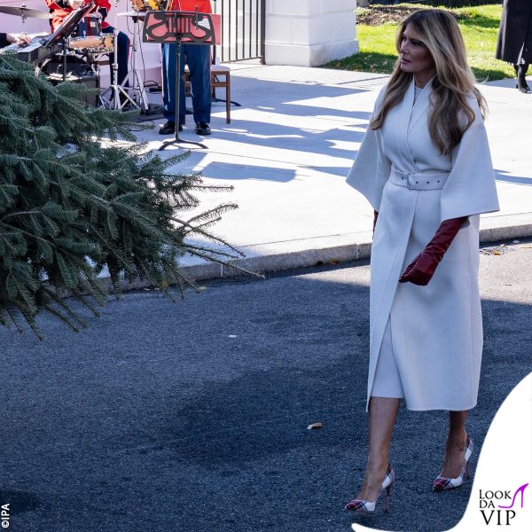 Melania Trump accoglie l'albero di Natale nel cortile della Casa Bianca 