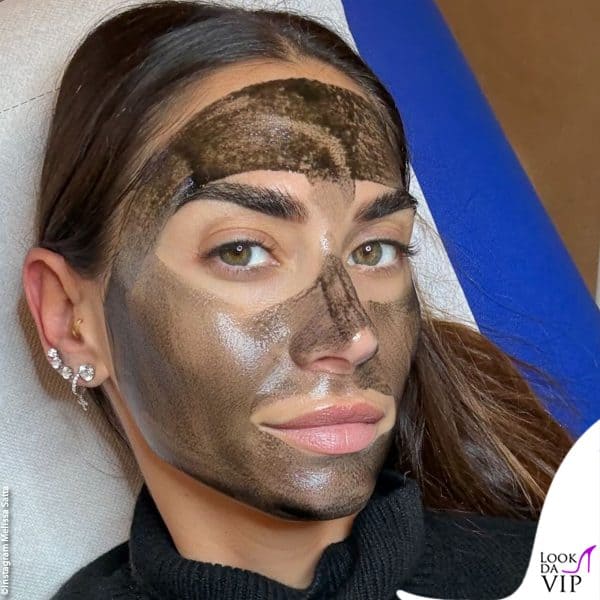 con la maschera nera sul volto 