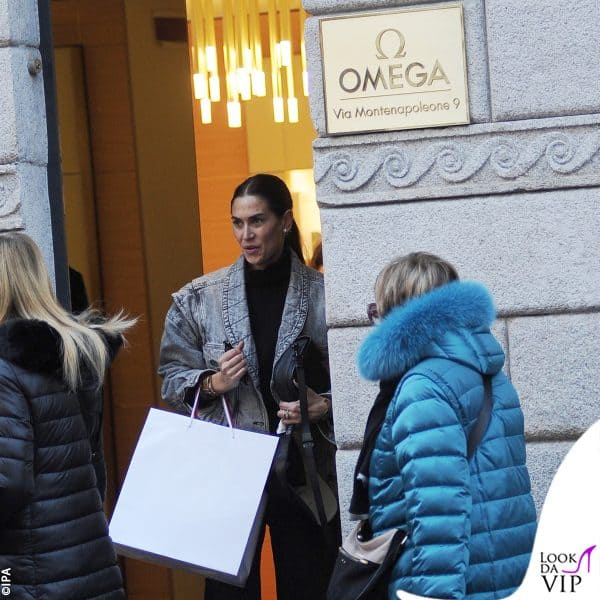 Melissa Satta esce dalla boutique Omega di Milano 