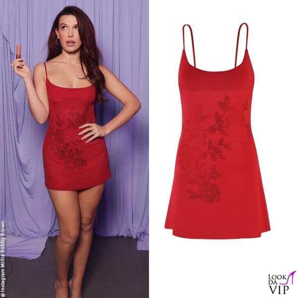 in un minidress rosso Tiger Mist a un evento di lancio di un prodotto beauty del suo brand: Millie è pronta per Natale 