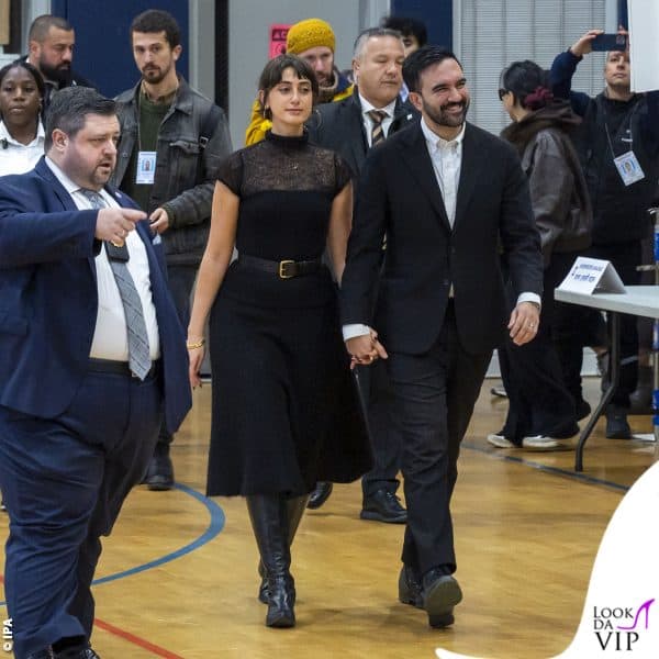 Mamdani indossa un completo del brand olandese Suitsupply 