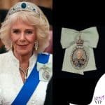Camilla con abito Fiona Clare e tiara Greville Emerald Kokoshnik