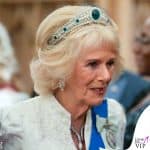 Camilla con abito Fiona Clare e tiara Greville Emerald Kokoshnik