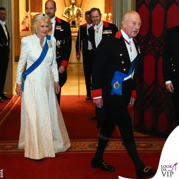 Carlo e Camilla arrivano al ricevimento, alle loro spalle c'è il principe William 