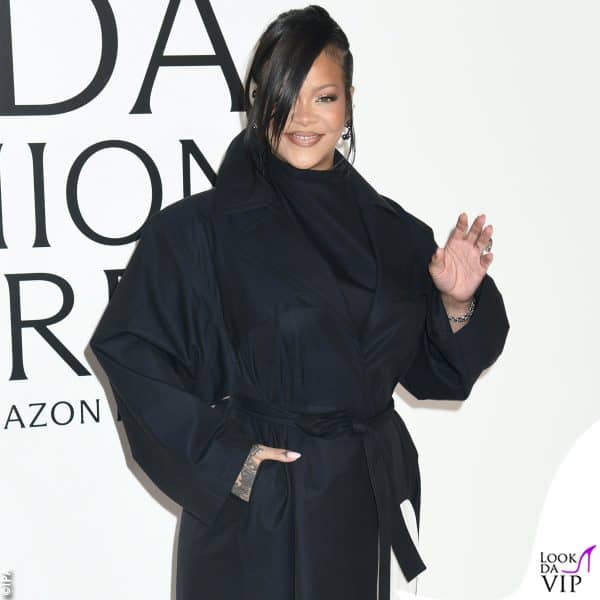 Rihanna saluta i fotografi 