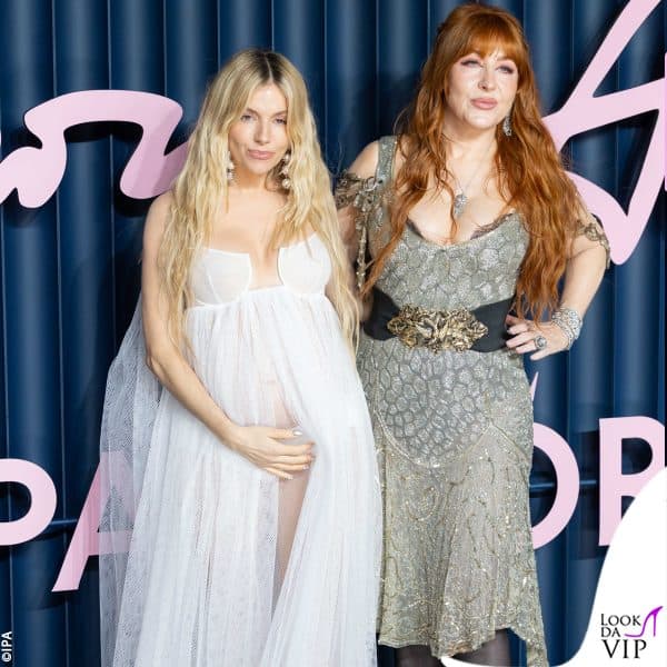 in posa con la make-up artist Charlotte Tilbury 
