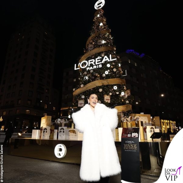 in posa con l'albero di Natale 