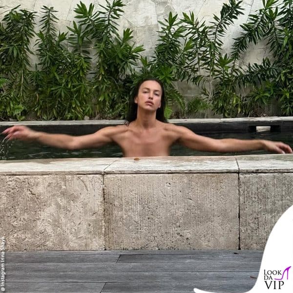 nuda nella vasca da bagno 