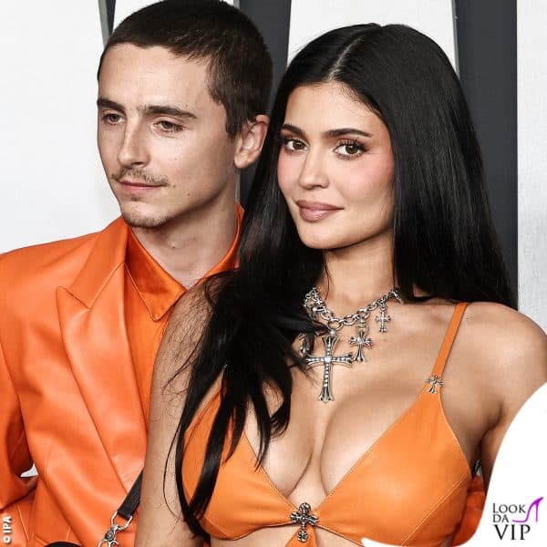 la collana con le croci di Kylie cattura lo sguardo 
