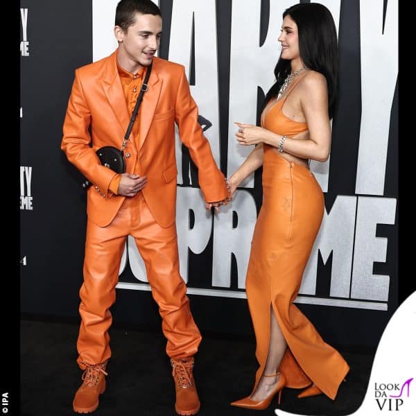 gli outfit sono firmati Chrome Hearts 
