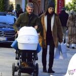 Roberta Morise e Enrico Bartolini passeggiano per Milano con il secondogenito Geremia