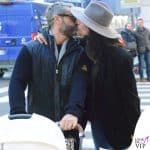 Roberta Morise e Enrico Bartolini passeggiano per Milano con il secondogenito Geremia