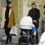 Roberta Morise e Enrico Bartolini passeggiano per Milano con il secondogenito Geremia