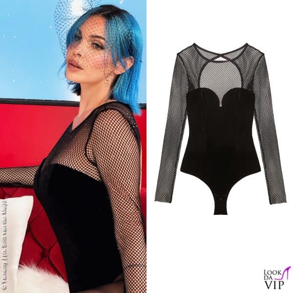 Rose indossa un body nero con scollo a cuore e inserto a rete