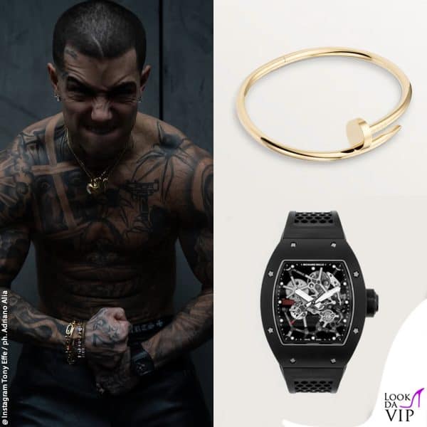 in posa da duro: bracciale Cartier, orologio Richard Mille 