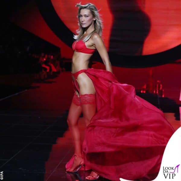Sensualissima in rosso, Bella Hadid