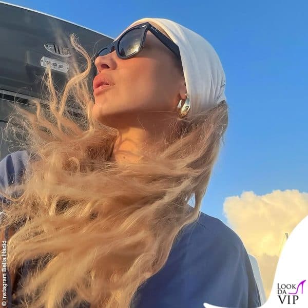 Capelli agitati dal vento e occhiali da sole Ray Ban