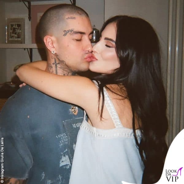 Baci alla festa tra Giulia e Tony