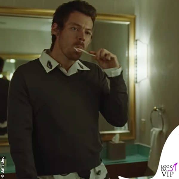 La camicia con le labbra spicca nell'outfit