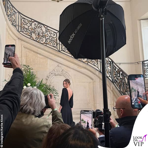 In posa tra i fotografi