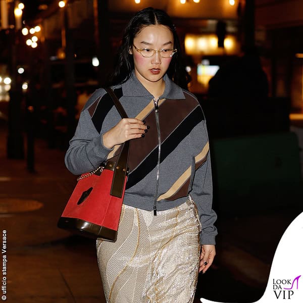 Audrey Nuna ravviva il look con una Pivot rossa